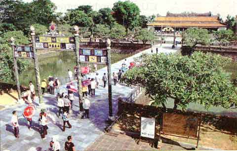 Tourists visit the Royal Palace in the central city of Hue. (Photo: VNS)